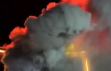 Pożar klubu w Tajlandii ludzie wybiegają z płonącego budynku