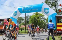 Tour de Pologne. Kolarze przejechali przez pociąg