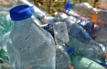 "Pijemy plastik". Francuzi zszokowani najnowszymi badaniami opakowań wody