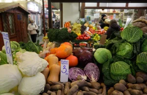 Żywność na świecie tanieje, a ceny w Polsce rosną