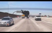 Samolot rozbija się na autostradzie