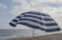 Tragiczny wypadek na plaży. Parasol wbił się w klatkę piersiową kobiety. Zmarła.