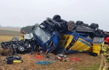 Śmiertelny wypadek pod Opatowem. Volkswagen zmiażdżony przez samochód dostawczy