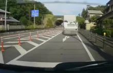 Ciężarówka pędzi prosto z tunelu