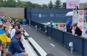 Skandal w meczu Rosjanek. Wyproszono fankę z flagą Ukrainy