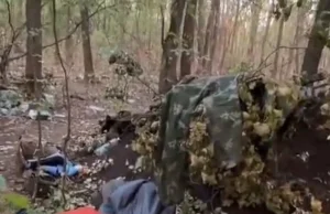 Rosyjski żołnierz został obudzony przez siły ukraińskie. Jego mina mówi wszystko