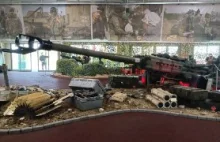 Rosjanie prezentują zdobytą na Ukrainie haubicę M777