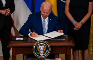 Gigantyczne wydatki USA. Biden podpisał ustawę wartą ok. 740 mld dolarów