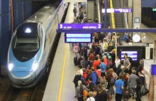 Polacy przesiadają się do pociągów. 250 tys. pasażerów jednego dnia, to rekord