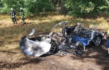 Dwóch pasażerów spaliło się we wraku Tesli na drodze L73 między Dobbrikow...