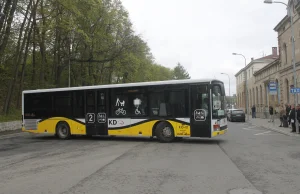 Do Stronia Śląskiego po 18 latach wraca kolej. Póki co… autobusem