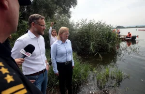 Sondaż: 60,5% Polaków źle ocenia działania rządu ws. katastrofy na Odrze