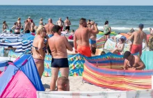 Plażowicze szukali jego córki. W tym czasie kupował kolejne piwo