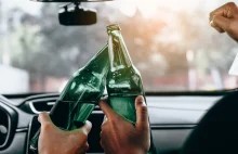 Czy można pić alkohol siedząc w zaparkowanym aucie? A siedząc za kierownicą