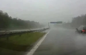 Aquaplaning na autostradzie A1. Kierowca opanował sytuację