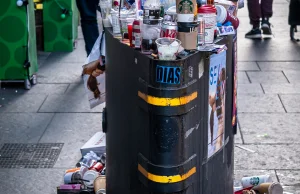 W stolicy Szkocji - Edynburgu, coraz wyżej piętrzą się śmieci.