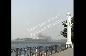 Kłęby dymu nad mostem Kachowskim. Ukraińcy znów zaatakowali