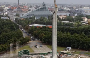 Moment zburzenia 80-metrowego sowieckiego pomnika w Rydze