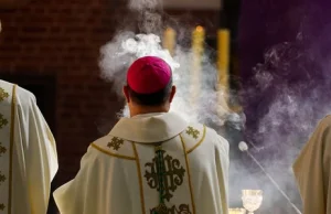 Co katolicy myślą o Kościele? „Biskupi oderwani od życia, niewierzący...