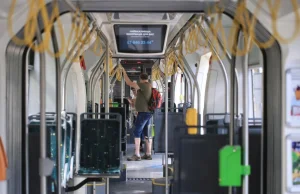 Na monitorach reklamowych poznańskiego tramwaju poczytasz o fistingu