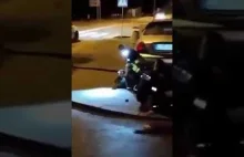 Policjant podczas interwencji dostaje z paralizatora