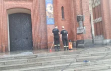 Strażacy myją kościół pod dyktando proboszcza