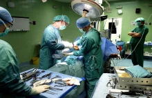Kolor fartuchów chirurgów na sali operacyjnej ma ogromne znacznie.