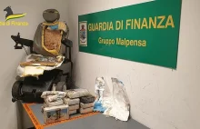 Włochy. Kilkanaście kilogramów narkotyków ukryte w lotniskowym wózku inwalidzkim