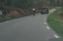 Lekkomyślny rowerzysta próbuje wyprzedzić samochód