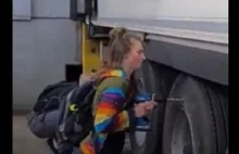 Aktywiści wiercili dziury w oponach ciężarówek.