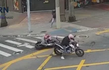 Dwóch złodziei próbuje ukraść motocykl uzbrojonemu mężczyźnie