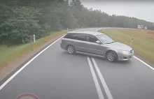 Dachowanie na zakręcie. Auto wpadło w poślizg na wilgotnej drodze