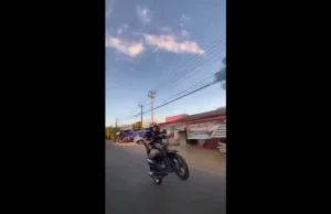 Kiedy widzisz, że motocyklista jedzie w klapkach...