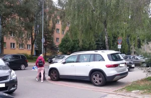 Bogaty może więcej. Kierowca mercedesa zablokował chodnik w Olsztynie