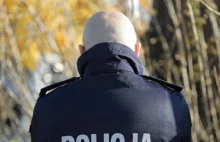 Skandaliczna interwencja w centrum Warszawy. Policjant uderzył mężczyznę w twarz