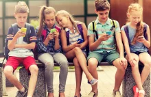 Zakaz smartfonów w szkołach? Badania pokazują, że to korzystne...