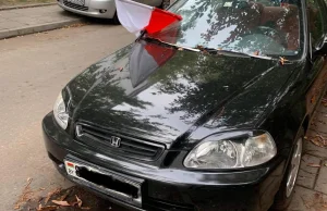Warszawa: Ktoś wbił flagę Polski w szybę samochodu z białoruską rejestracją