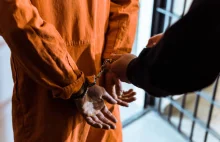 Stan Ilinois rezygnuje z aresztów dla sprawców ciężkich przestępstw