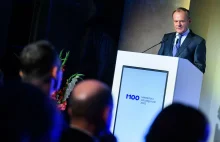 Tusk gra w grę wymyśloną przez Kaczyńskiego. I wygrywa