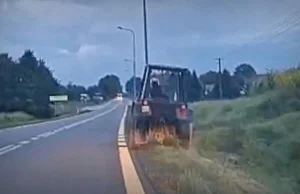 Traktorzysta jechał od prawej do lewej i śpiewał.