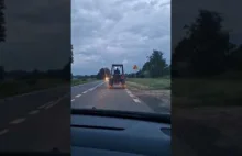 Pijany śpiewający traktorzysta na drodze z Krasnegostawu do Hrubieszowa