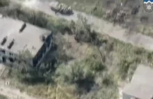 Ruski transporter pełny żołnierzy wjeżdża na minę