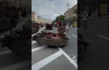 Rosyjskie wojsko paraduje na ulicach Kijowa.