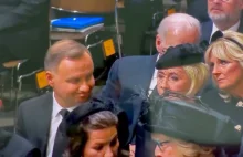 Prezydent Andrzej Duda nie umiał się zachować? W trakcie pogrzebu stroił...
