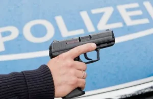 Niemcy: policjant zgubił broń w czasie interwencji – mężczyzna, do którego...