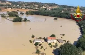 Włochy: Starożytny most wytrzymał uderzenie fali powodziowej. Nowoczesne runeły