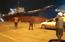 Statek wywraca się w tureckim porcie