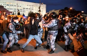 Rosja tłumi protesty dot. mobilizacji. Zatrzymani "w nagrodę" pójdą na front