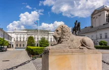 Majątek na remont lwów przed Pałacem Prezydenckim