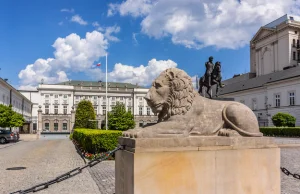 Majątek na remont lwów przed Pałacem Prezydenckim